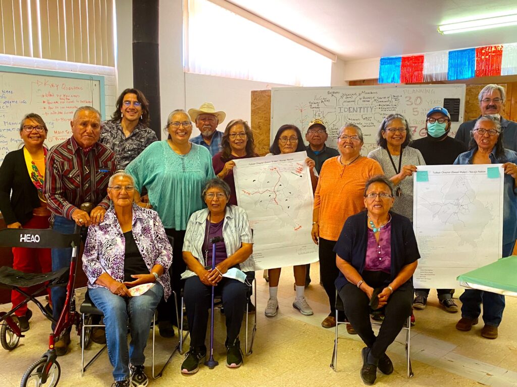 Reunión con dirigentes de la Nación Navajo, a quienes Joaquín asesora en planificación urbana y arquitectónica para mejorar sus condiciones de vida.