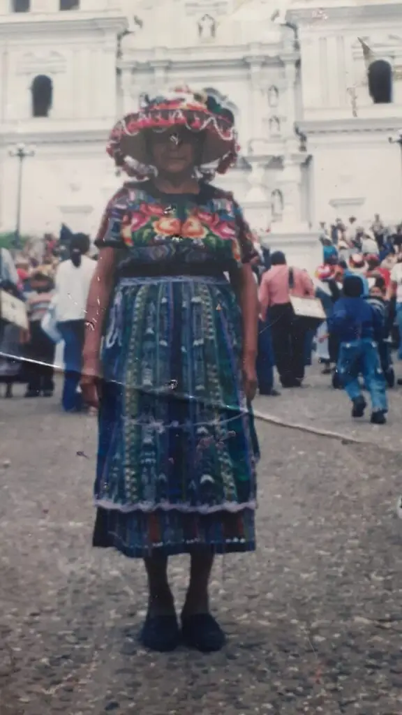 Lucía Roquel, la mamá de Santos, trabajo muy fuerte para alimentar a sus hijos. Falleció en 2012.