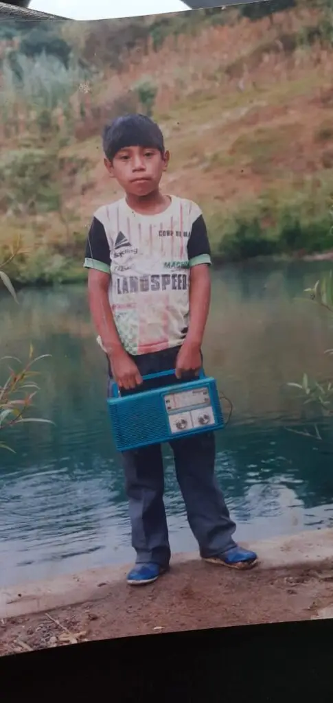 Santos Ramírez tenía 8 años cuando le tomaron en esta fotografía en un manantial cercano. Tres años después falleció su padre.