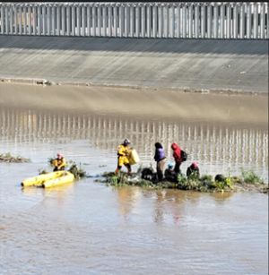 El uso de balsas u otros dispositivos de flotación no garantiza poder cruzar las traicioneras aguas del Río Bravo. (Fotografía CBP)