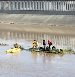 El uso de balsas u otros dispositivos de flotación no garantiza poder cruzar las traicioneras aguas del Río Bravo. (Fotografía CBP)