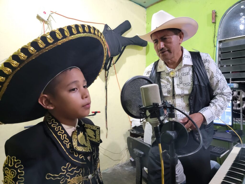 Walter Villatoro apoya a otros talentos. Aquí está con el niño guatemalteco Mateo Escobar, alias El Charrito de Oro, en plena grabación. "Me pidieron apoyar su talento y con mucho gusto lo he hecho", cuenta.