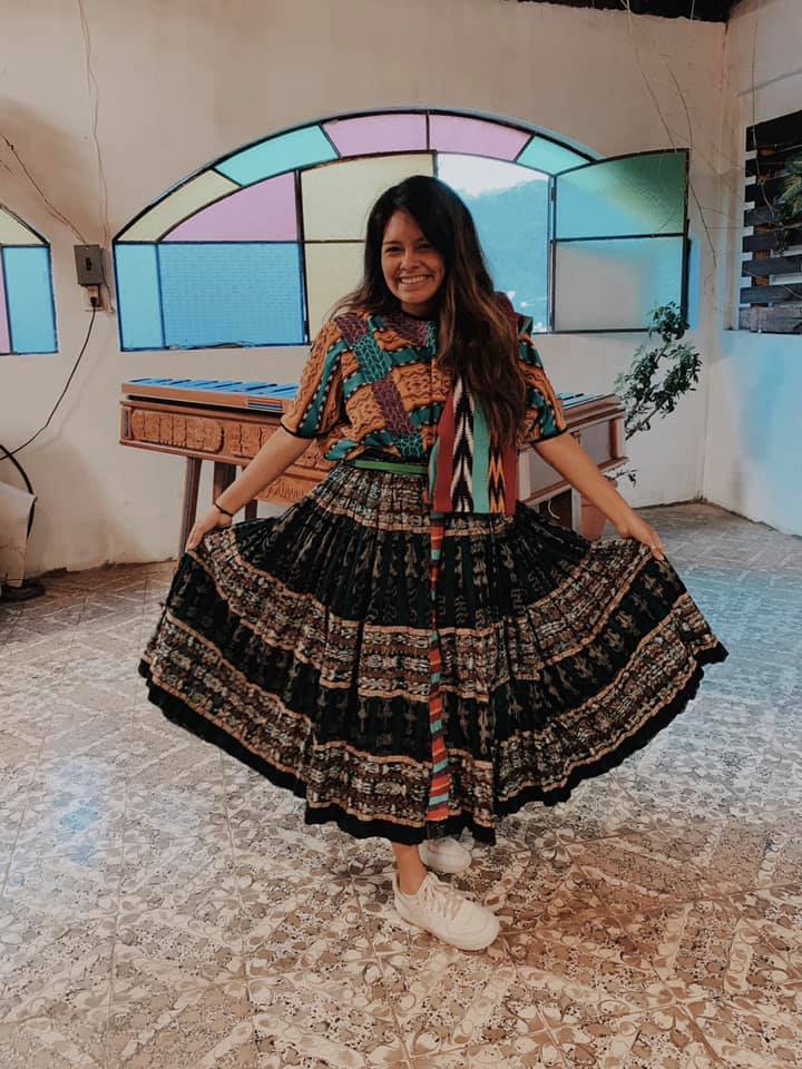 Elizabeth Cotí, hija de padres migrantes guatemaltecos se siente muy orgullosa de las raíces quetzaltecas de su papá, Héctor Cotí. Aquí luce el traje tradicional de Xela.
