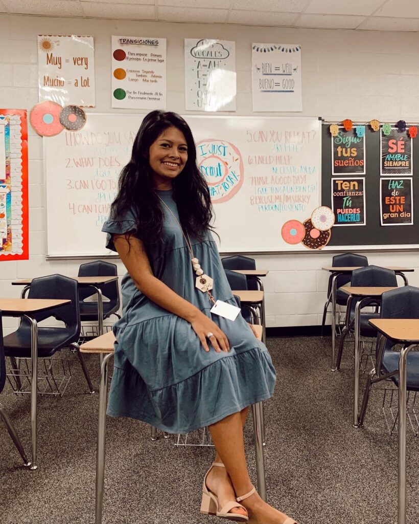 ¡Bienvenidos a clases! Esta es la fotografía con la cual Elizabeth Cotí, hija de migrantes guatemaltecos, recibe a sus estudiantes en el sitio web de Sabine High School, de Liberty City, Houston.