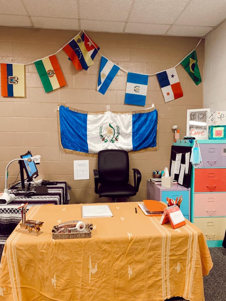 La bandera de Guatemala, acompañada de las de otros países latinoamericanos, preside el aula donde Elizabeth Cotí imparte clases de español en Sabine High School, en Liberty City, Houston, Texas.