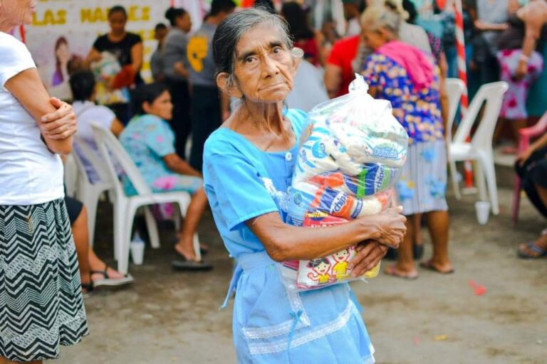 Abuelos y abuelas de la aldea también reciben donativos en insumos de consumo diario