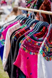 Accesorios y textiles como los huipiles son los mas adquiridos por el sector mujer