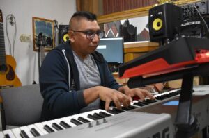 Edgar Gutiérrez fue migrante en Estados Unidos donde trabajó fuerte para regresar a Guatemala para impulsar su gran pasión: la producción musical.