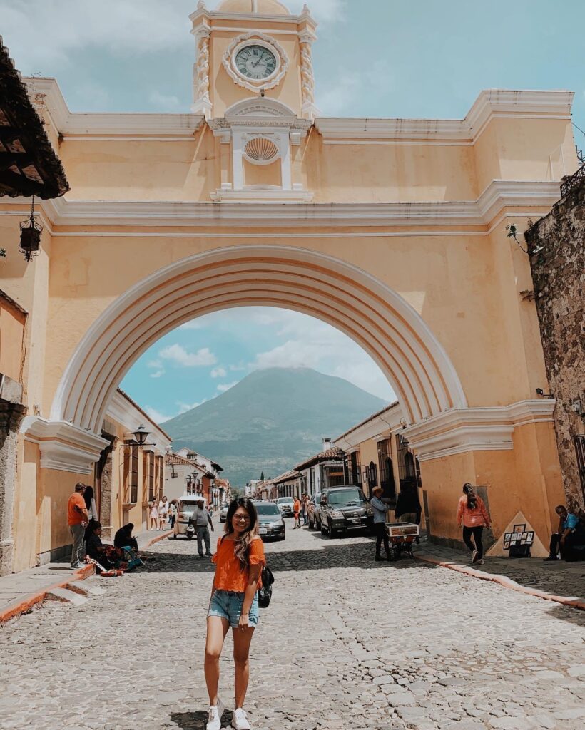 "Antigua Guatemala me fascina", dice la maestra Elizabeth Cotí, quien siempre lleva fotos y recuerdos a sus estudiantes de español en Houston.