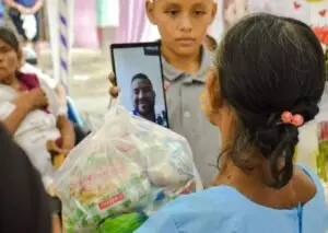 A través de videollamada, Rudy se alegra con las sonrisas y la gratitud de los ancianos de El Pilar, La Democracia. – SoyMigrante.com – SoyMigrante.com