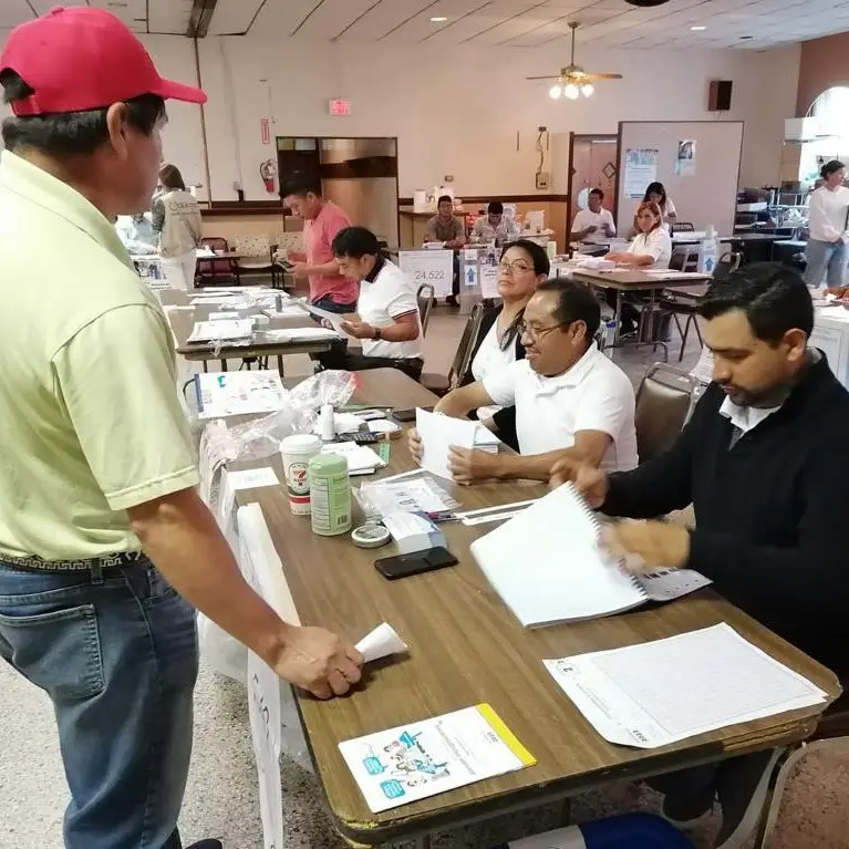 Centro de votación en Estados Unidos. A pesar de la poca divulgación, connacionales se hicieron presentes a emitir el sufragio. Fotografía TSE – SoyMigrante.com – SoyMigrante.com