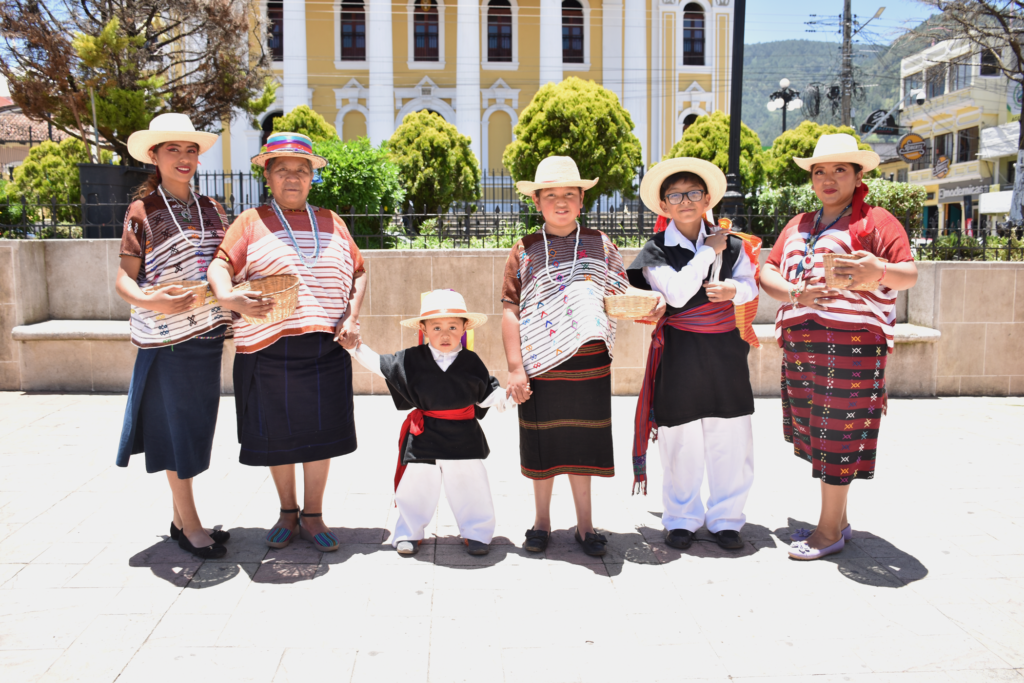Grupo de Danza Tradicionales Ajpon fundado por Teresa Ramírez dedican un baile tradicional a los migrantes guatemaltecos como recordatorio de sus raíces foto por Omar Menchú