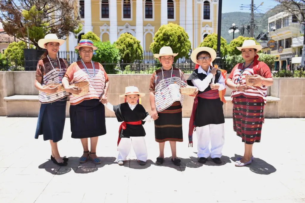 Grupo de Danza Tradicionales Ajpon fundado por Teresa Ramírez dedican un baile tradicional a los migrantes guatemaltecos como recordatorio de sus raíces foto por Omar Menchú – SoyMigrante.com – SoyMigrante.com