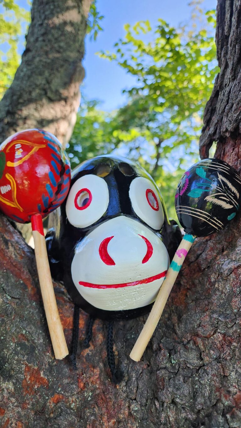 Máscaras, chinchines de madera, llaveros y diferentes accesorios le recuerdan la feria patronal de su país