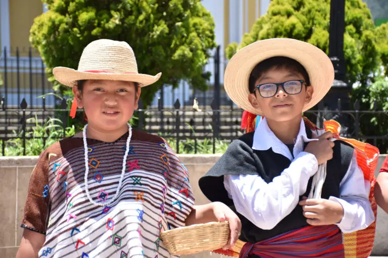 Niños y niñas aprenden el significado de las danzas tradicionales la vestimenta es fundamental en cada presentación