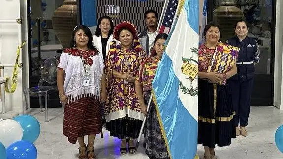 Migrantes guatemaltecos efectúan una ceremonia solemne al inicio de las votaciones de segunda vuelta el 20 de agosto pasado. Fotografía TSE – SoyMigrante.com – SoyMigrante.com