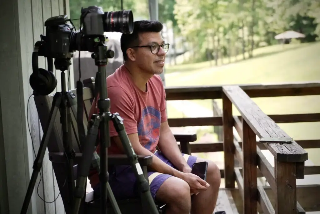 Pablo Mazariegos es graduado universitario en terapia familiar y psicología escolar, pero a su vez estas facetas e historias le condujeron a ser creador audiovisual, a través de documentales propositivos y optimistas dedicados sobre todo a jóvenes. – SoyMigrante.com – SoyMigrante.com