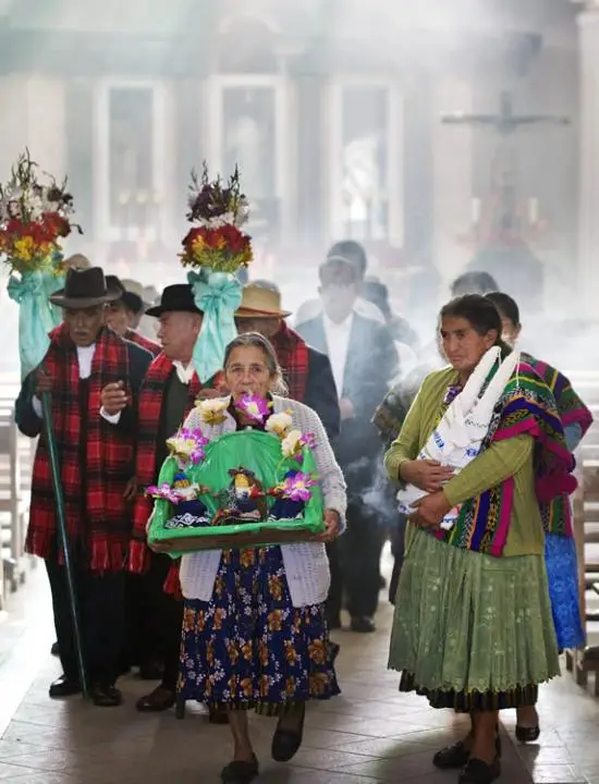 Padrinos, madrinas y participantes recorren el pueblo agradeciendo por la cosecha de maiz que dará de comer a la comunidad. (Fotografía archivo FLAAR-Unesco) – SoyMigrante.com – SoyMigrante.com