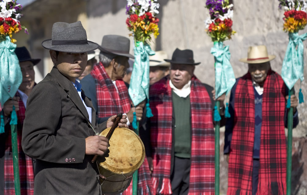 La percusión del tambor abre paso al recorrido de los ancianos, padrinos y comunidad, en camino a la Casa de la Paazh (Fotografía Archivo FLAAR-Unesco)