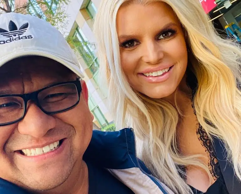 "Nunca pensé poder conocer a tantas celebridades gracias a mis dibujos", expresa Eric Tran. En esta imagen está con la cantante Jessica Simpson.