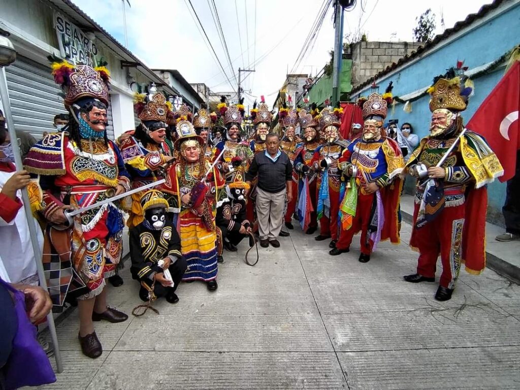 El grupo de baile de San Lucas Sacatepéquez ha efectuado una enorme labor para preservar con todo su esplendor y personajes esta danza tradicional (Fotografía del FB Grupo de Danza San Lucas)