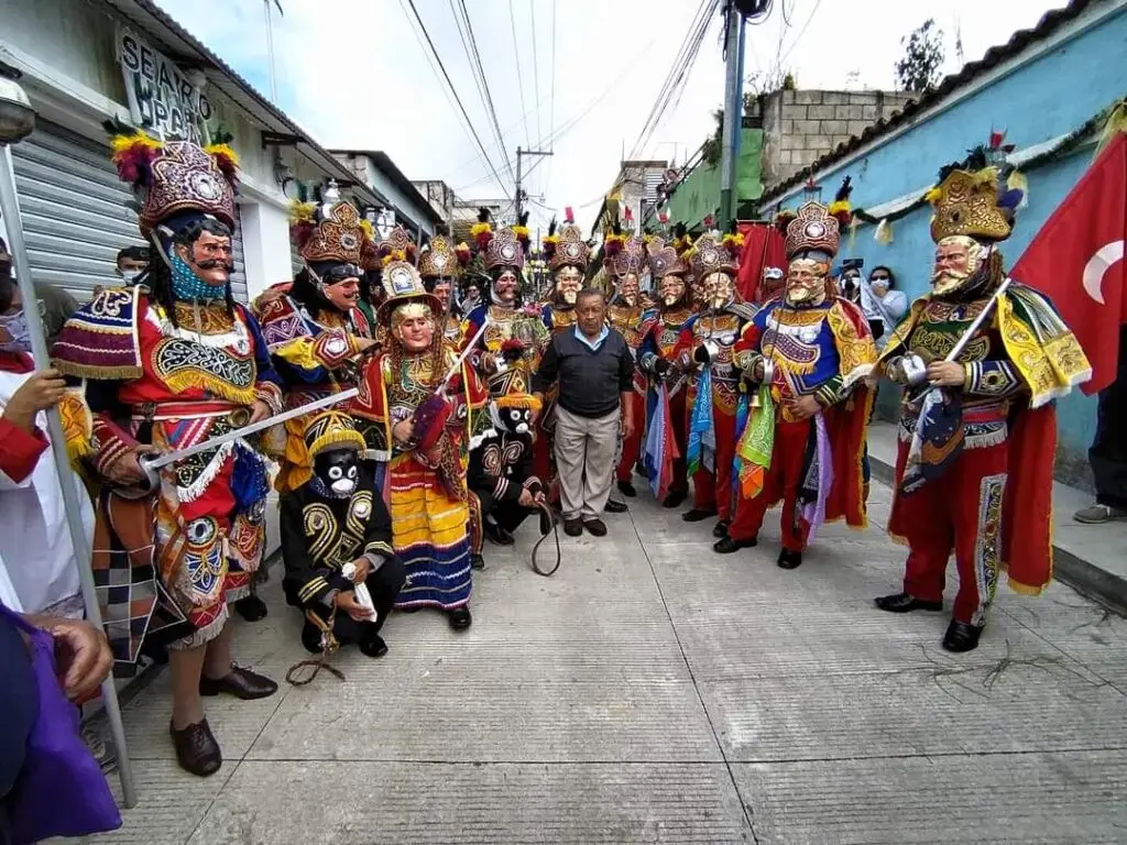 El grupo de baile de San Lucas Sacatepéquez ha efectuado una enorme labor para preservar con todo su esplendor y personajes esta danza tradicional (Fotografía del FB Grupo de Danza San Lucas) – SoyMigrante.com – SoyMigrante.com