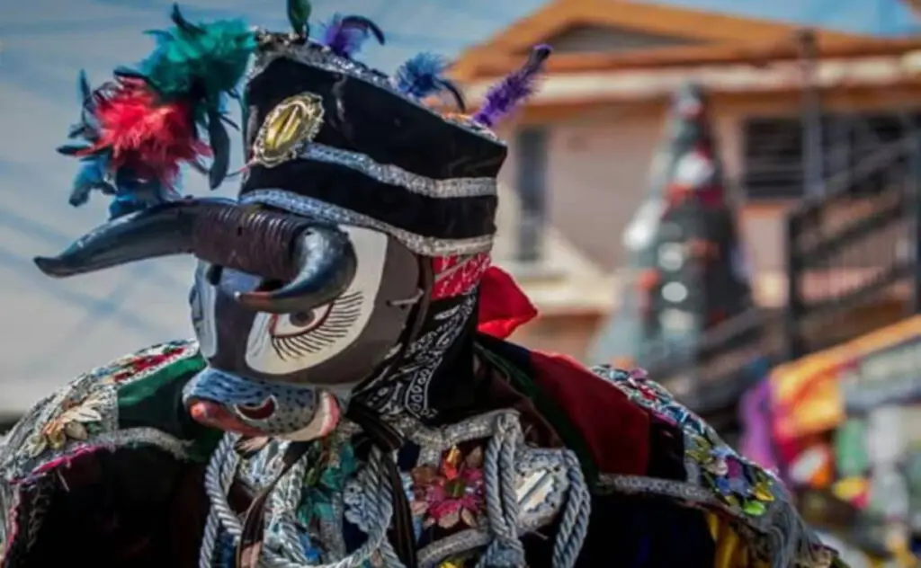 La máscara del toro es una de las más simpáticas y emblemáticas de todo el mundo de las danzas tradicionales guatemaltecas. Fotografía archivo del Sistema de Información Cultural de Guatemala. – SoyMigrante.com – SoyMigrante.com