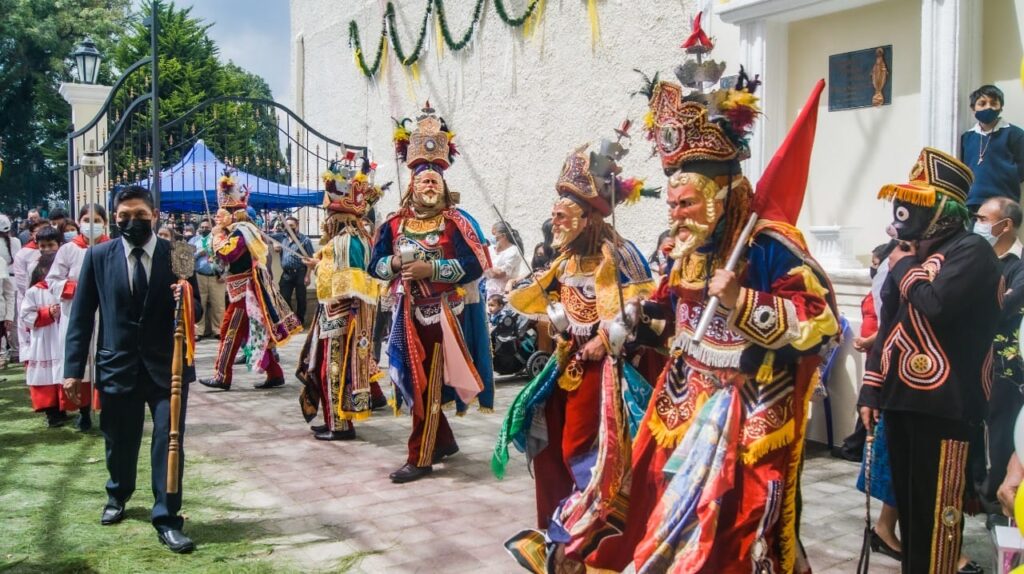 Existen en Guatemala varias representaciones de esta tradición española que básicamente buscaba indoctrinar a las poblaciones. (Fotografía publicada originalmente en el Facebook Baile Moros y Cristianos San Lucas Sac.)