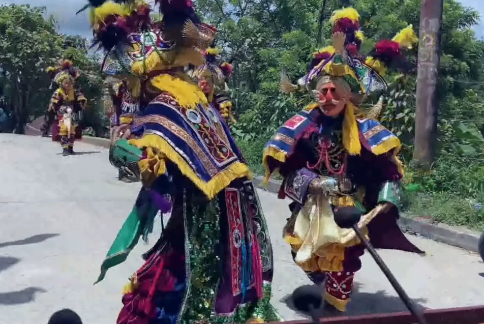 Baile del venado en San Luis Petén. La historia de cazadores y venados se repite en son festivo de gratitud.