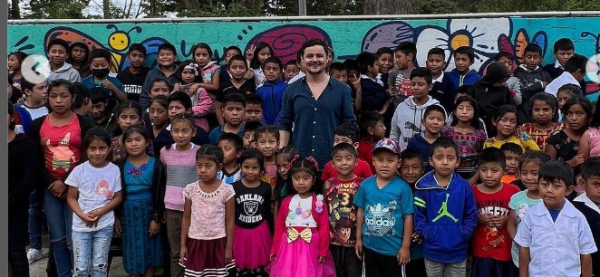 Arturo Castro impulsa la tecnología en escuelas del país y planea inaugurar otros cinco laboratorios de computación en Guatemala antes que finalice el 2023.