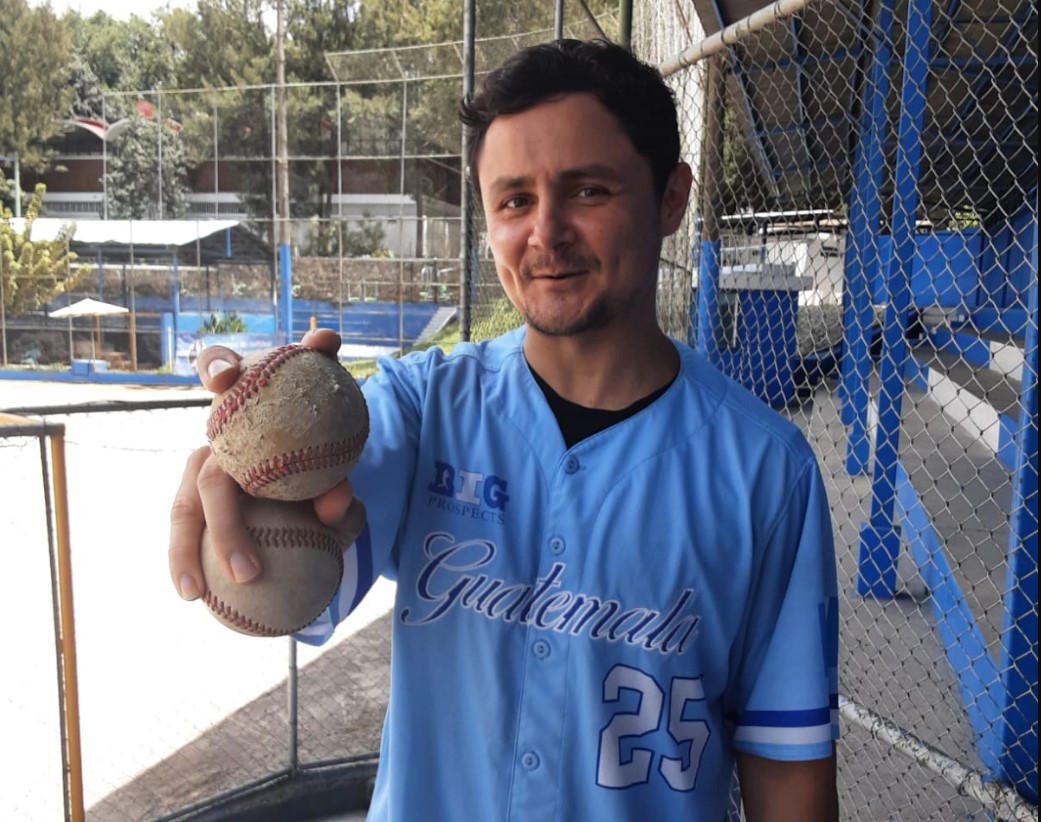 Actor y migrante Arturo Castro lanza bola inicial en juego de Los Dodgers dedicado a Guatemala