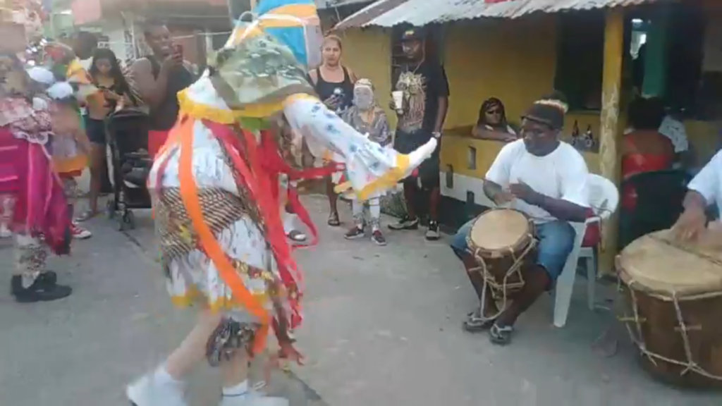 Es cada bailador quien crea el ritmo que el percusionista debe seguir: uno de los rasgos distintivos del Yancunú. (Fotografía captura de pantalla de una representación de esta danza con motivo del Año Nuevo)
