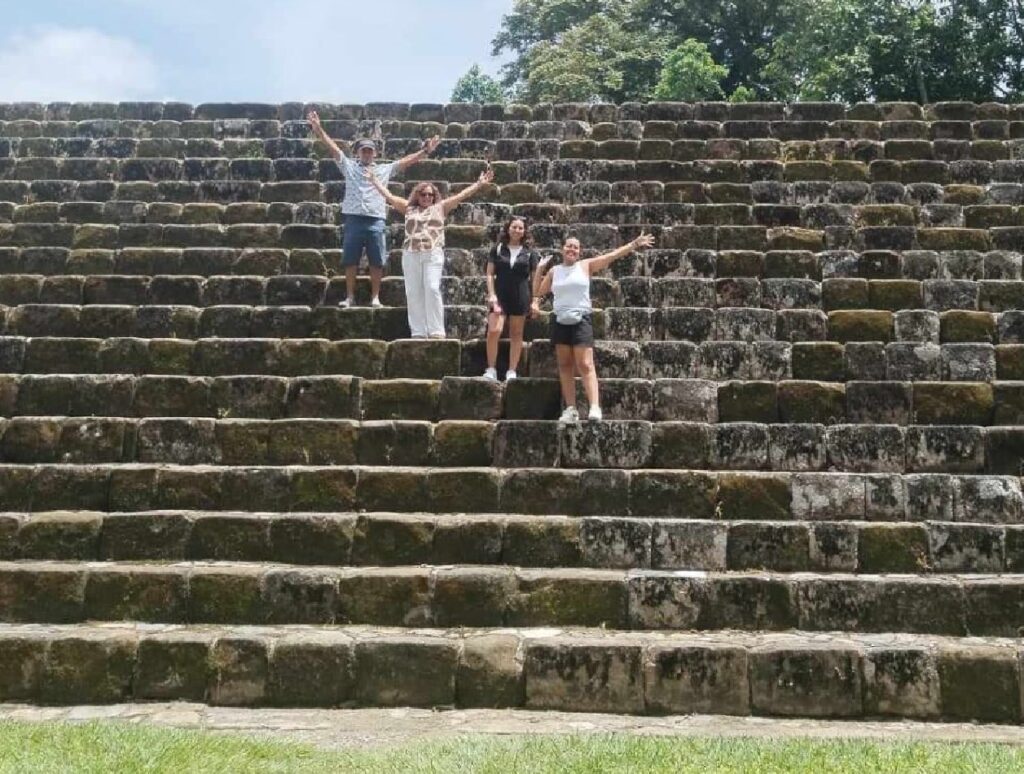 La familia Letrán Martínez en una de las escalinatas del sitio arqueológico de Quiriguá, en Izabal, Guatemala.