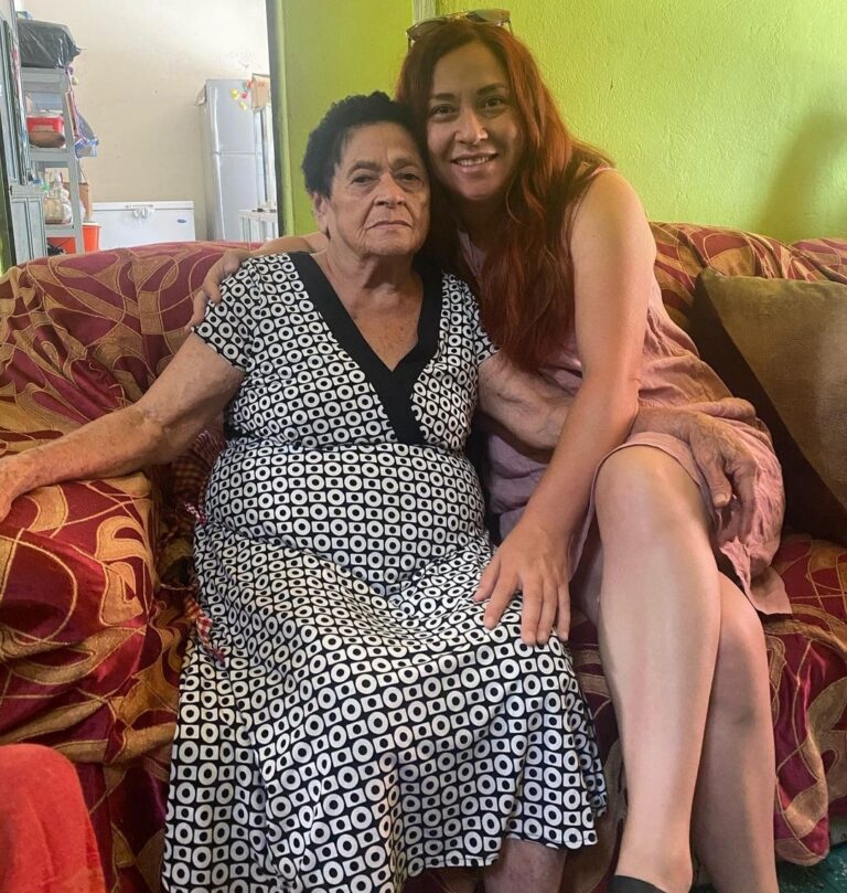Claudia D. Hernández con su abuela Victoria de visita en Guatemala Foto_ Redes Sociales