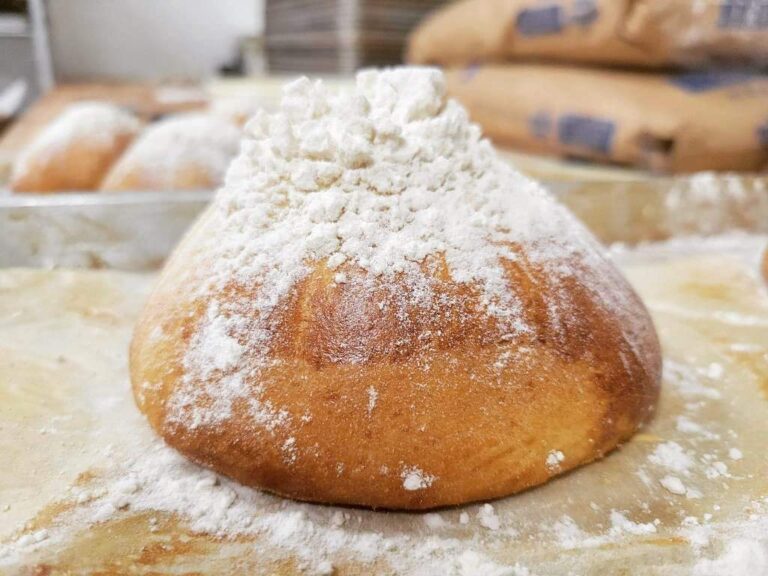 El asombroso pan mollete cubierto de harina blanca
