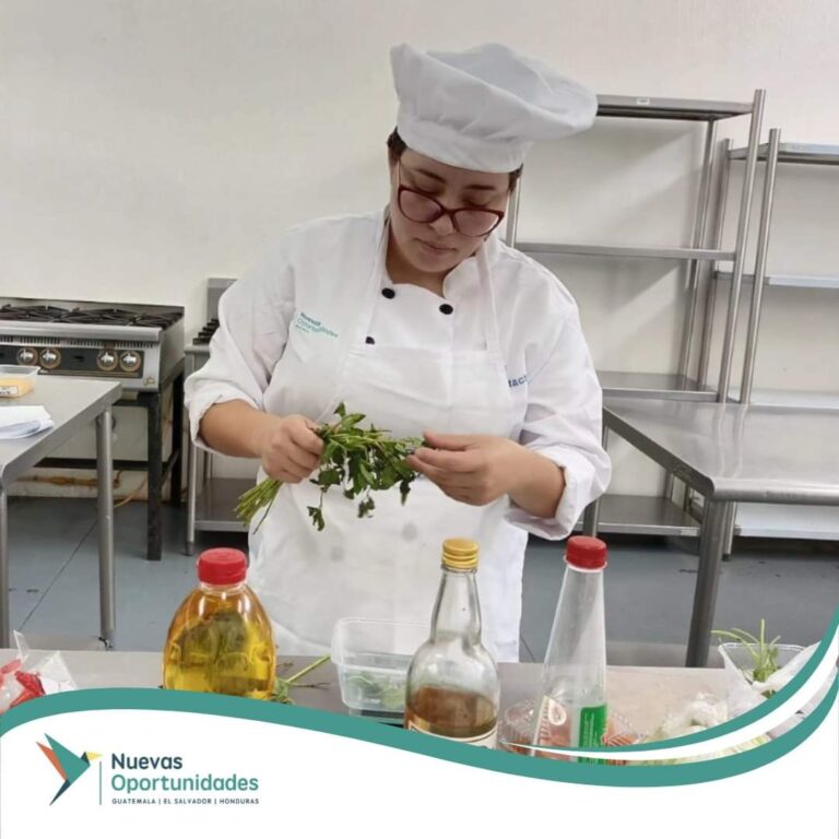 En la búsqueda de un certificado que avale su experiencia adquirida en Estados Unidos y México, Silvia Ramírez se somete al proceso de certificación en el área de cocinero