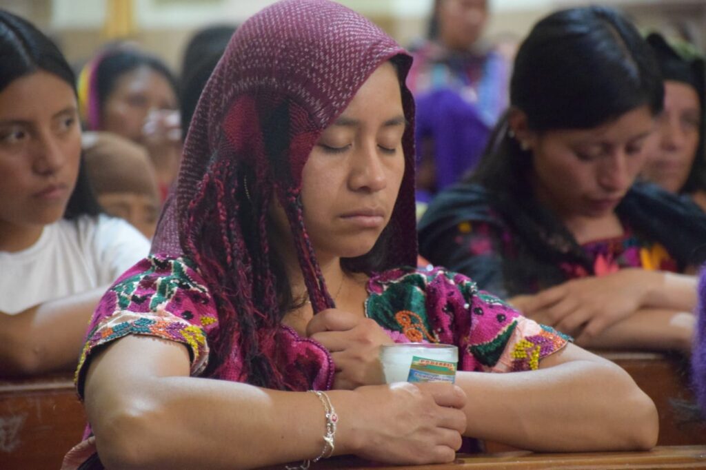 Fe y devoción familias de migrantes guatemaltecos ruegan por salud, trabajo, protección y bendición Foto: Omar Menchú