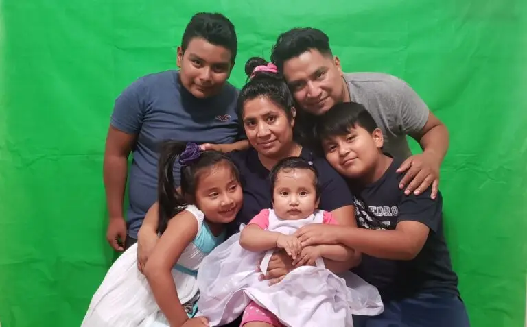 Isabel junto a su familia, un hogar que a conformado por el pasar del tiempo, en la venta la ayudan sus hijos y esposo la familia vive de este negocio en Estados Unidos – SoyMigrante.com – SoyMigrante.com