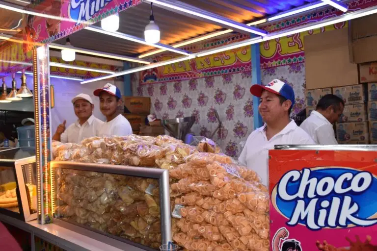 La refresquería y churrería el buen gusto ofrece variedad de antojitos entre churros, papalinas, plantainas y chocomilk