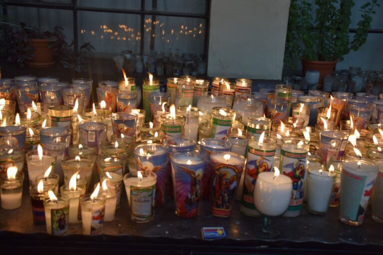 Las velas representan amor, fe y devoción Foto: Diana Batz