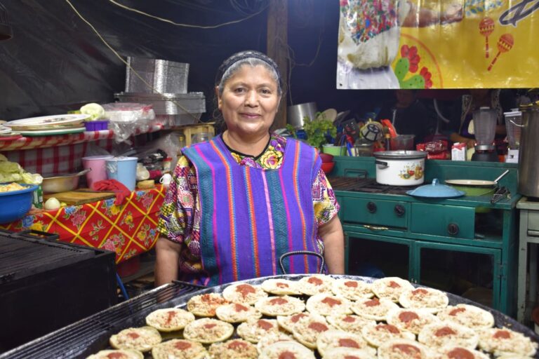 Leticia De Santos es originaria de Quetzaltenango ofrece deliciosas garnachas durante la feria patronal