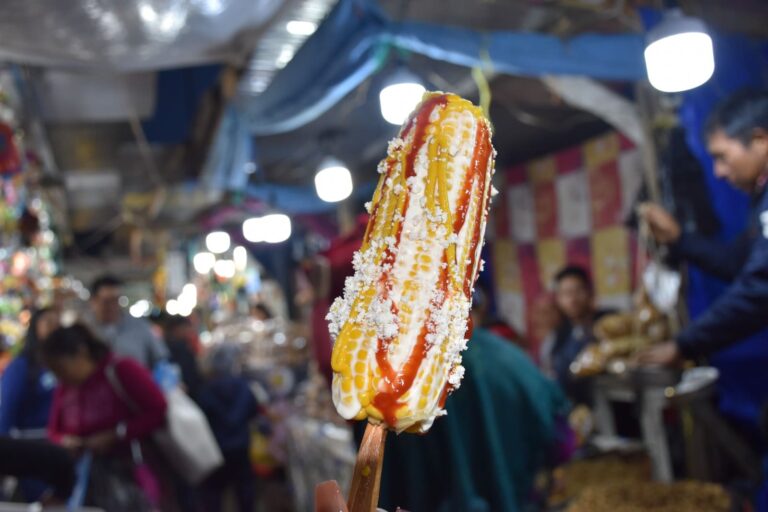Los elotes locos son un antojo tradicional en el occidente del país, se disfruta con aderezos como; salsa dulce, mayonesa y mostaza