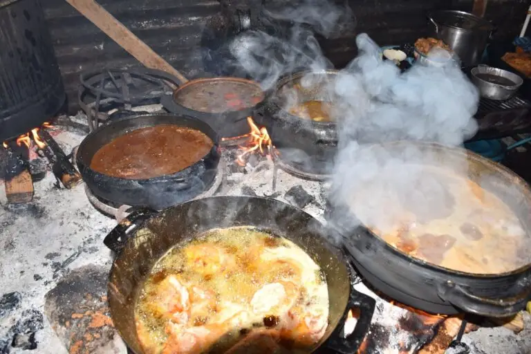 Los recados y alimentos son preparados en ollas de barro para la creación de sabores únicos