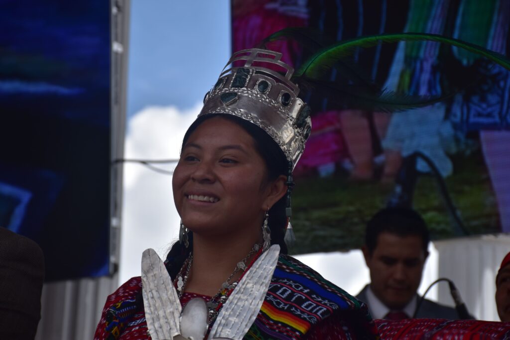 Madelyn Toyom Rabin Ajaw de 17 años de edad fue coronada en un acto público en el municipio y departamento de Totonicapán, Guatemala