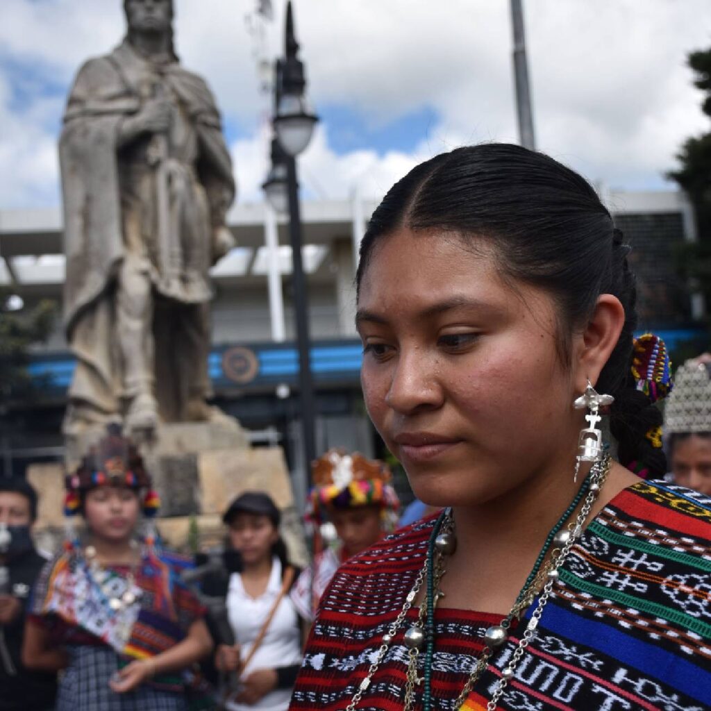 Madelyn Toyom originaria de Barranché, Totonicapán fue electa como Rabina Ajaw (reina indígena nacional) tras su participación fue recibida con un acto público y una ceremonia maya frente a Atanasio Tzul