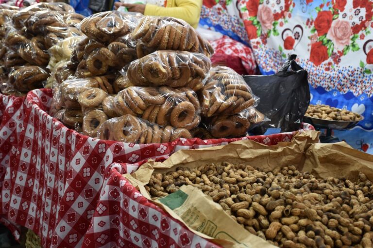 Roscas de panela y manías tradicionales son productos cotizados en ferias patronales del occidente del país en Guatemala