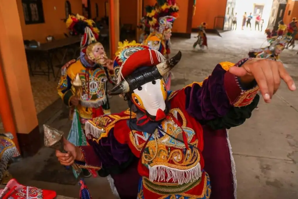 La corrida de toros se efectúa con alegría y en ocasiones el toro también se lanza contra el público que presencia la ceremonia. (Fotografía de la Fiesta del Torito 2022 de la Municipalidad de Sumpango, Sacatepéquez) – SoyMigrante.com – SoyMigrante.com