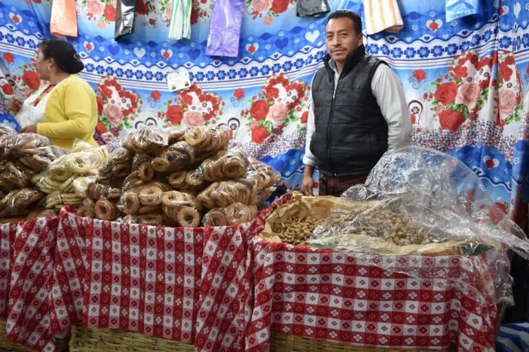 Vendedores originarios de varios departamentos recorren ferias patronales para ofrecer productos como roscas y manías