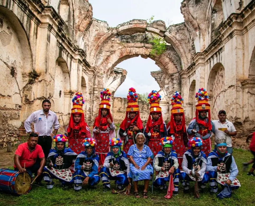 El colorido de los trajes de los personajes moros y cristianos tiene notorias y originales variantes en la versión de esta danza para Chiquimula. (Fotografía redes sociales del Comité Pro Mejoramiento de Chiquimula) – SoyMigrante.com – SoyMigrante.com