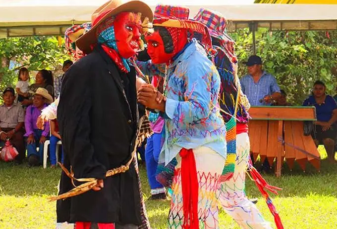 En Santa Ana, Petén, tiene lugar una representación de este baile histórico que transcurre acompañado de tambor y pito, pero a veces también de marimba. (Fotografía Municipalidad de Santa Ana) – SoyMigrante.com – SoyMigrante.com